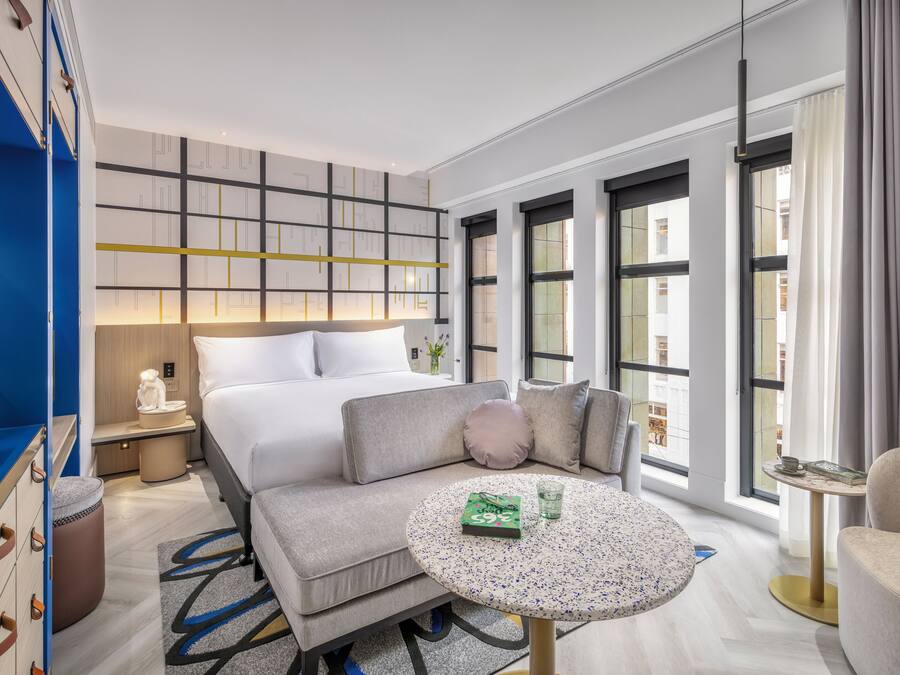 Quarto premium, 1 cama King, vista para a cidade | Frigobar, berços grátis, Wi-Fi de cortesia, roupa de cama