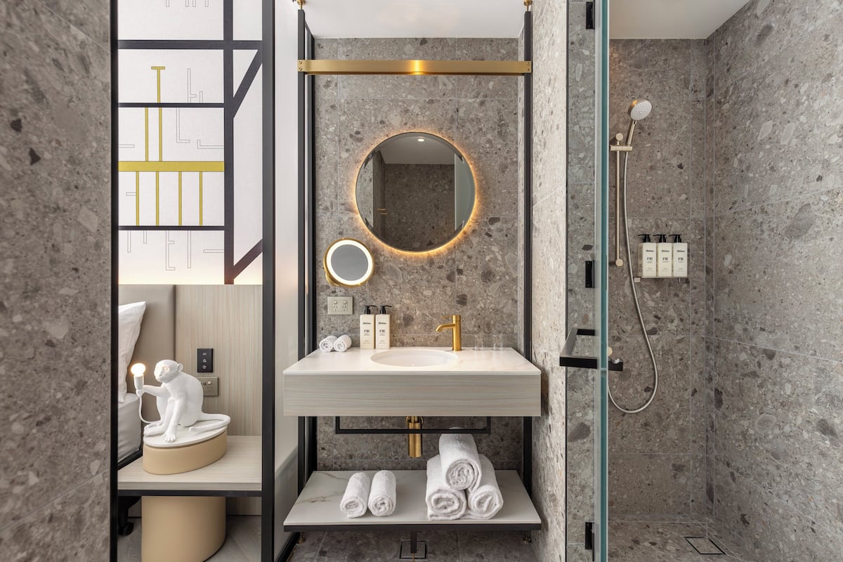 Quarto standard, 1 cama King, vista para a cidade (High Floor) | 1 quarto, frigobar, berços grátis, Wi-Fi de cortesia
