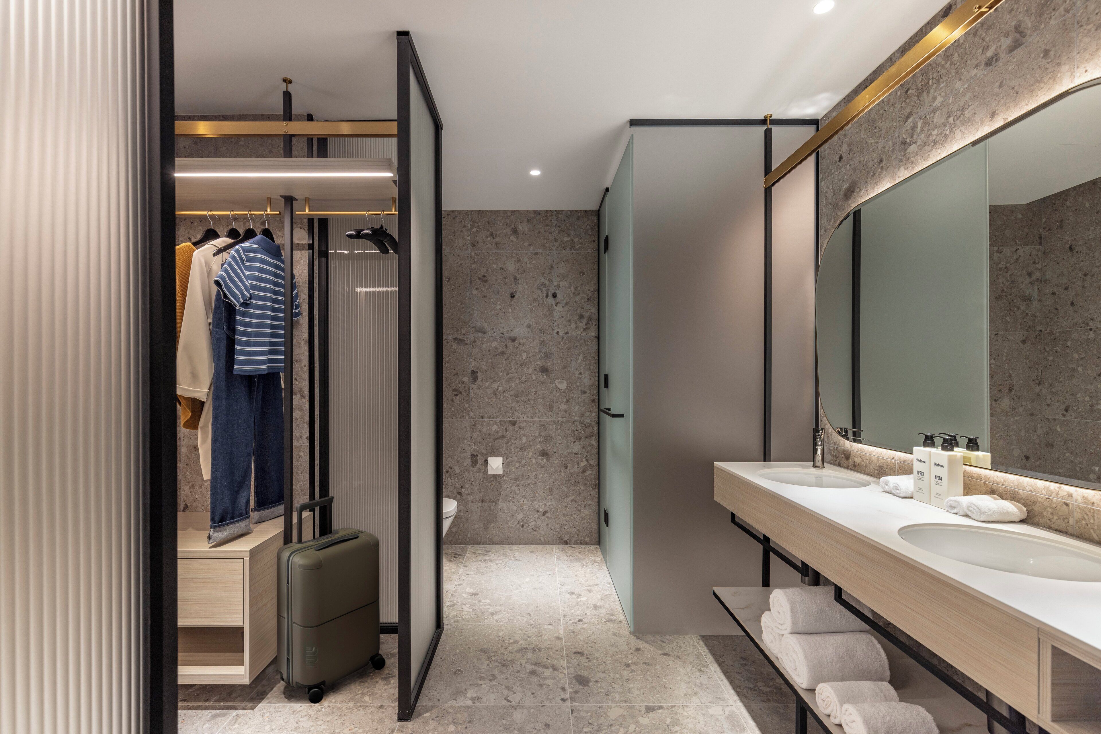 1 King Premium City View | Minibar, free cribs/infant beds, free WiFi, bed sheets