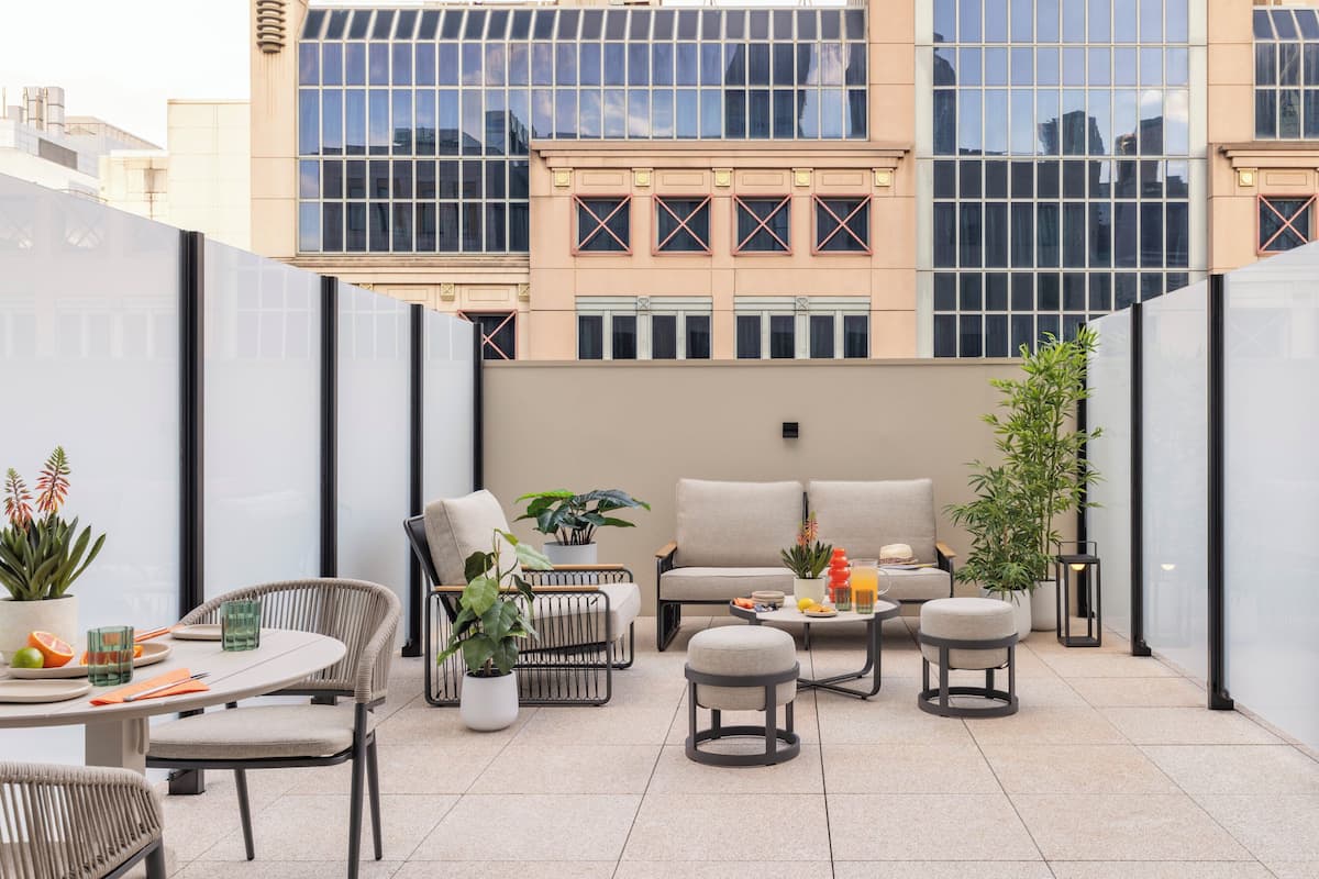 Chambre Standard, 1 trÚs grand lit, balcon, vue sur la ville | Minibar, lit de bébé (gratuit), accÚs au Wi-Fi (inclus), literie fournie