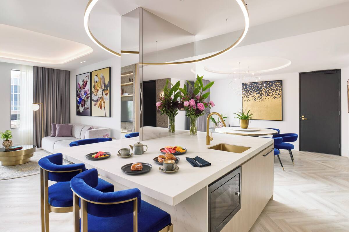 ห้องส วีท, 1 ห้องนอน, วิวเมือง (High Floor) | มินิบาร์, เปล/เตียงเด็กอ่อน (ฟรี), Wi-Fi ฟรี, ผ้าปูที่นอน