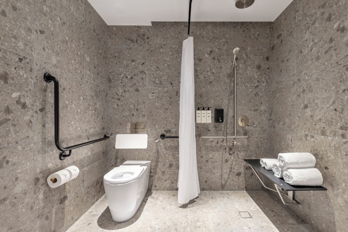 Quarto standard, 1 cama King, acessível | Banheiro | Chuveiro, toalhas de banho