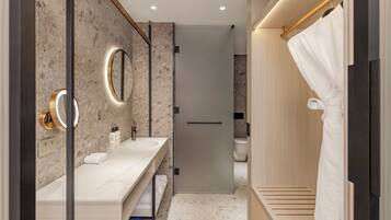 Een douche, handdoeken