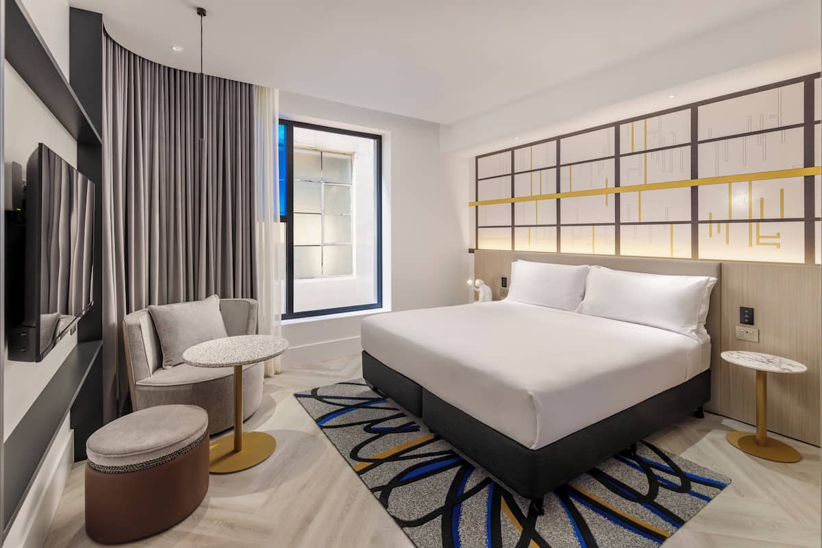 Minibar, tempat tidur bayi gratis, Wi-Fi gratis, dan seprai linen