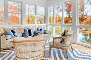 TV, peis, stereoanlegg og kontorer