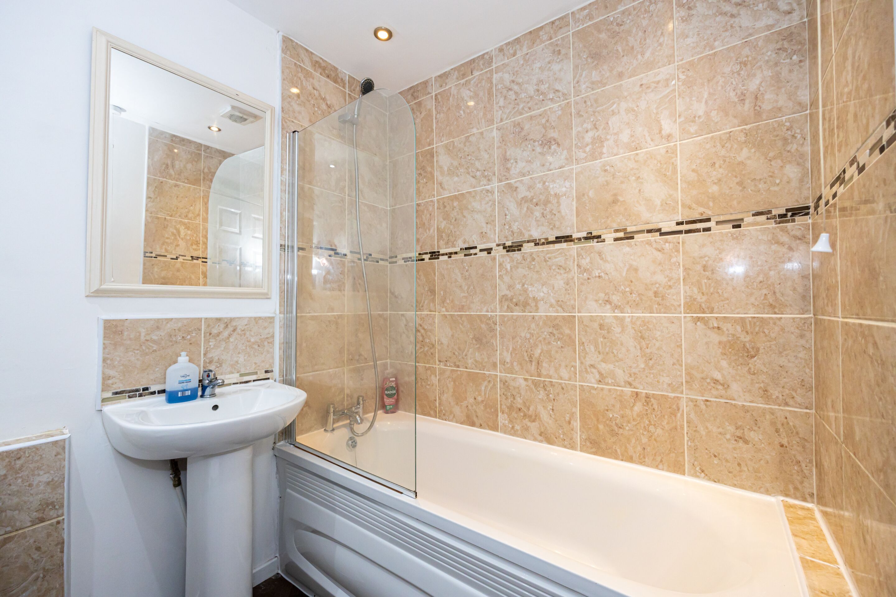 Ein Badezimmer mit einer Badewanne, einem Waschbecken und einer Dusche.