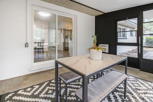 Gainesville Getaway - Spacious, Fire Pit & Yard!