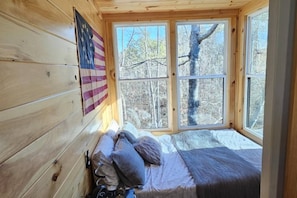 2 bedrooms, iron/ironing board, internet, bed sheets