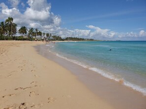In Strandnähe, Liegestühle, Strandtücher