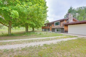 Exterior - 8 Mi to Crystal Mountain: Peaceful Up North Home (Copemish)