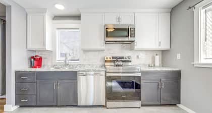 1/2 Mi to Dtwn & Harbor Park: Home w/ Large Yard!