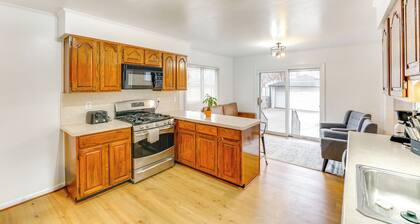 13 Mi to Downtown Detroit: Bright Home