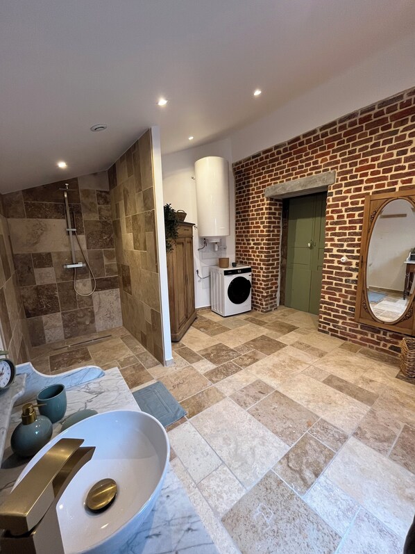 Een douche, een haardroger, handdoeken, toiletpapier