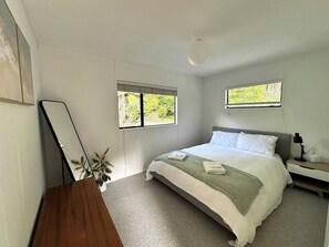 2 bedrooms, free WiFi, bed sheets, wheelchair access - The Waterfall House (Piha)
