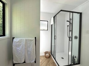 Shower, towels, soap, shampoo - The Waterfall House (Piha)