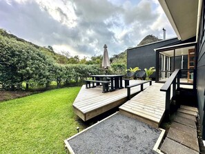 Outdoor dining - The Waterfall House (Piha)