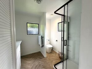 Douche, serviettes fournies, savon, shampoing