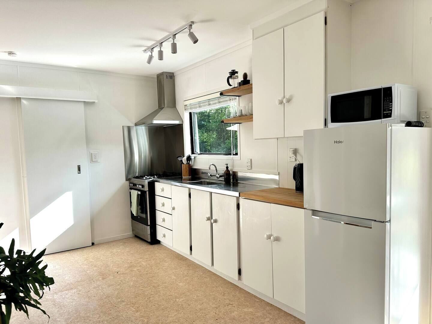 Geladeira, micro-ondas, fogão, cooktop