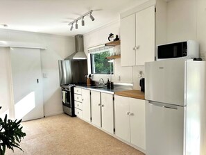 Køleskab, mikrobølgeovn, ovn, kogeplade