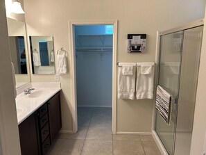 Shower, hair dryer, towels, soap - Charming 2-bedroom house in tranquil Gilbert with AC, WiFi Ex Access to the 202 (Gilbert)