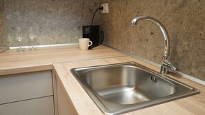 Kylskåp, spishäll, kaffe- och tebryggare och brödrost