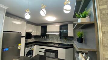 Een magnetron, een oven, een kookplaat, een vaatwasser