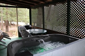 Outdoor spa tub - Luxury cabin in Cook Forest with a hot tub and a wood fireplace ~ Dog Friendly (Clarington)