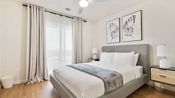 3 habitaciones, escritorio y tabla de planchar con plancha