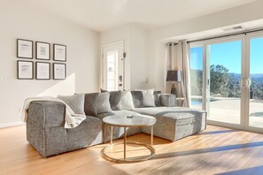 Téléviseur connecté, table de ping-pong, écran d’ordinateur