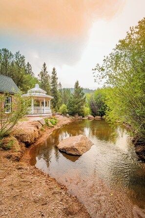 Property grounds - The Victorian at Valley Glen- a romantic mountain getaway (Divide)