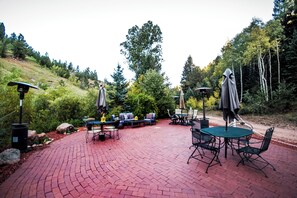 Outdoor dining - The Victorian at Valley Glen- a romantic mountain getaway (Divide)
