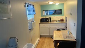 Living area - Marvin Gardens Motel (Old Orchard Beach)