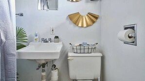 Bathroom - Marvin Gardens Motel (Old Orchard Beach)