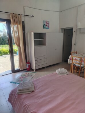 Comfort Triple Room, Garden View | 1 bedroom, blackout curtains, iron/ironing board