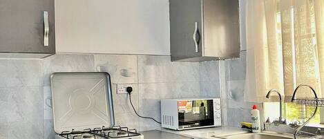 Refrigerador, microondas, horno, tetera/pava eléctrica