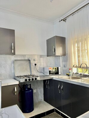 Refrigerador, microondas, horno y tetera eléctrica