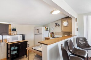 Fridge, microwave, oven, stovetop - Relax & Re"coop" at the Coop Cottage Charlevoix! (Charlevoix)