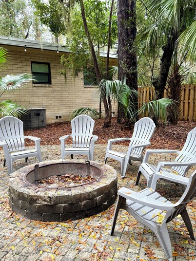 4 blocks from Ben Hill Griffin Stadium & the O’Connell Center in this 4-2.5 bath