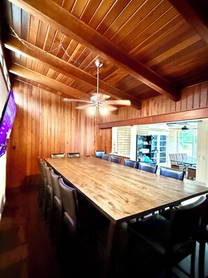 Dining - 4 blocks from Ben Hill Griffin Stadium & the O’Connell Center in this 4-2.5 bath (Gainesville)