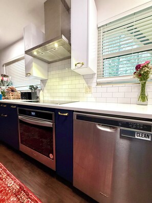 Fridge, microwave, oven, stovetop - 4 blocks from Ben Hill Griffin Stadium & the O’Connell Center in this 4-2.5 bath (Gainesville)