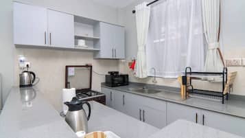 Refrigerador, microondas, horno y tetera eléctrica