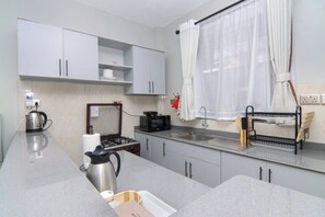 Geladeira, micro-ondas, fogão, chaleira elétrica