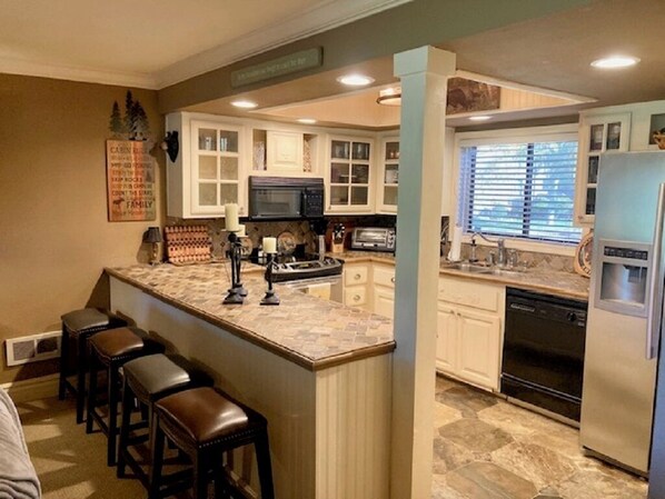 Fridge, microwave, oven, stovetop - Cozy 2bed/2 bath condo end unit on HOLE 10 of Pinewood Country Club Munds Park (Munds Park)