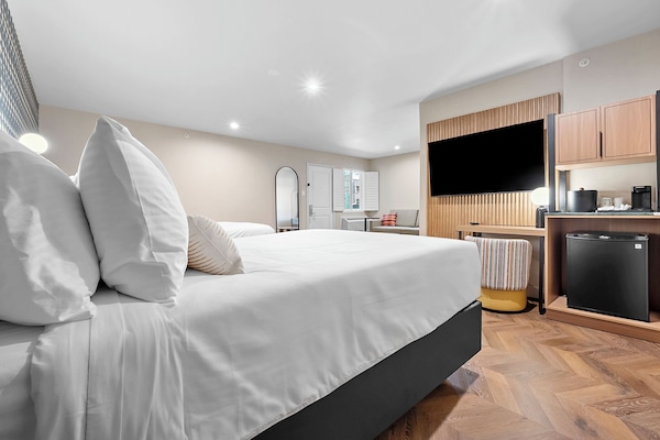 In-room safe, desk, laptop workspace, iron/ironing board