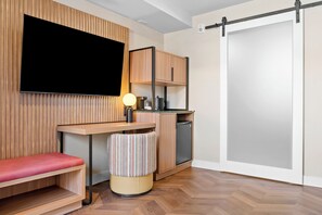 Dusj, hårføner, håndklær og såpe