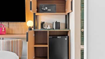 1 habitación, caja de seguridad en la habitación y escritorio