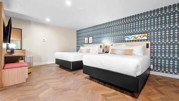 1 sovrum, värdeförvaringsskåp på rummet och skrivbord