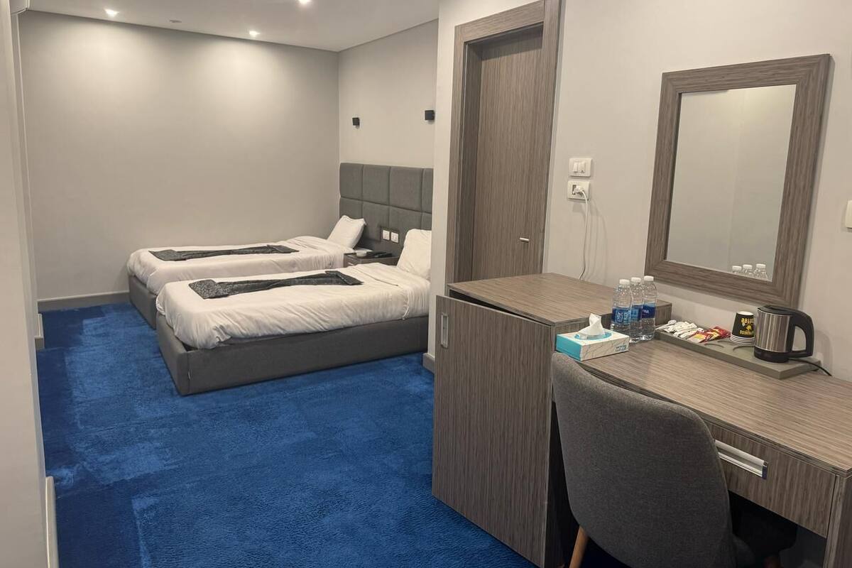 Habitación cuádruple | Espacio para trabajar con un portátil, cortinas opacas, wifi gratis