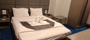 Habitación doble de uso individual | Espacio para trabajar con laptop, cortinas blackout y wifi gratis 