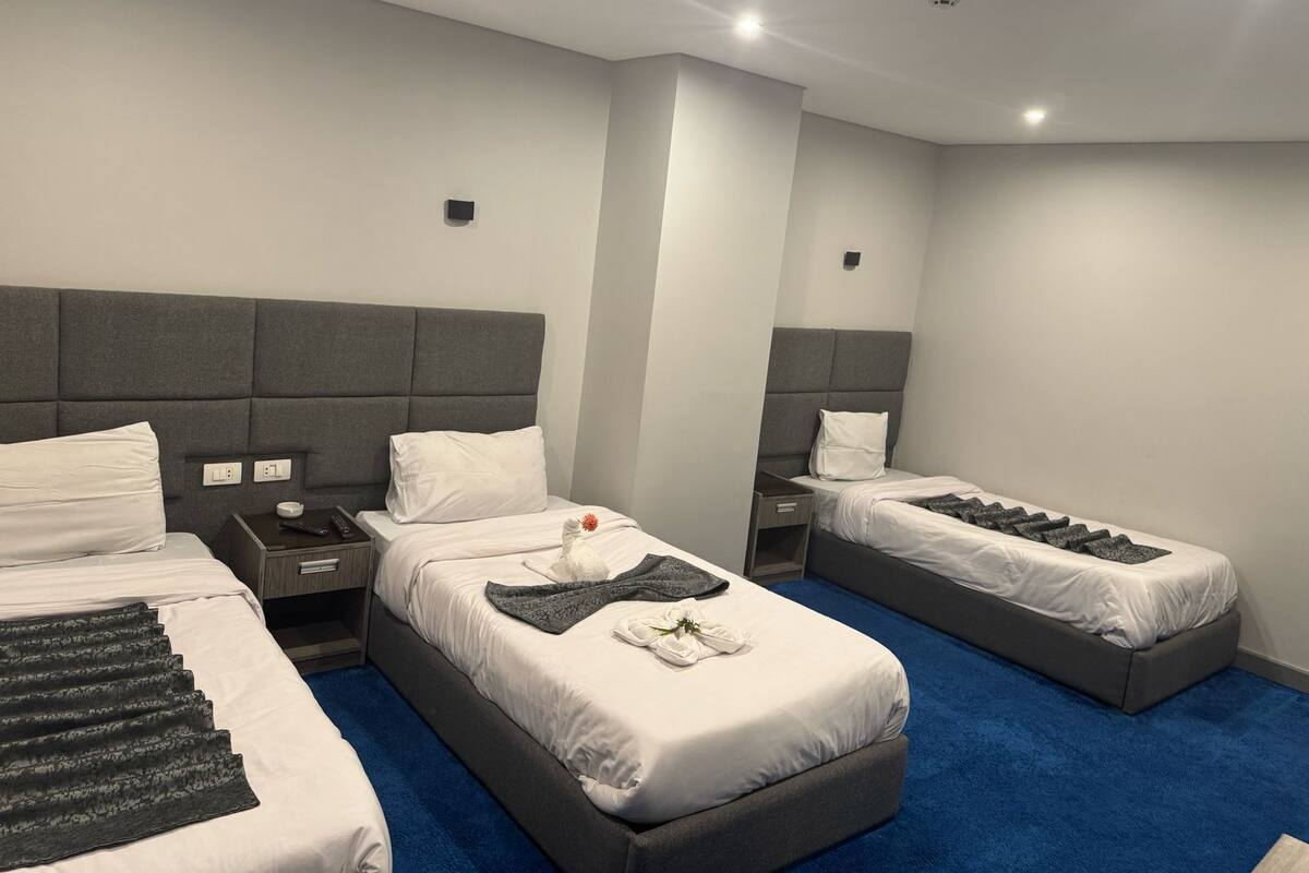 Habitación triple | Espacio para trabajar con un portátil, cortinas opacas, wifi gratis